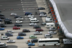 Circulation routiere sur autoroute en ete